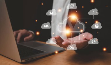 Bilgi ve ödeme verilerini İnternet 'e yüklemek için internet ve kişisel bulut depolama kullanan iş adamı eliyle simgeye seçici bir şekilde odaklan.