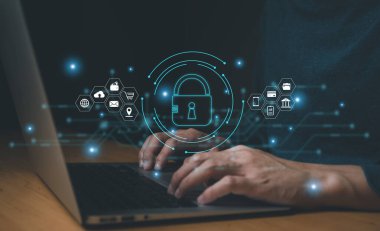 Erkekler internet bağlantısı olan bilgisayar dizüstünü kullanırken kilit simgesini tutuyorlar. Virüs, siber suç ve gizlilik ve bilgiye yönelik dijital tehditleri önlemek için siber güvenlik koruması.