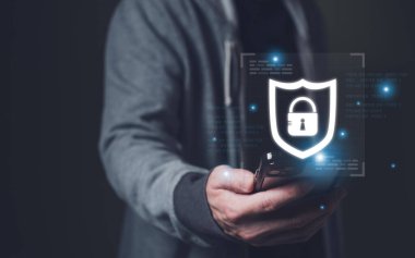 Girişimci ya da İş adamı bulut depolama kullanırken veriyi çevrimiçi tutmak için yazılım ve koruma kullanıyor. Siber suç ve fidye yazılımını önlemek için güvenli uygulama ile veri gizliliği.