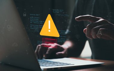 İnsanlar, bilgisayar ve akıllı telefon kullanarak bilgisayar kullanırlar. Bilgisayar korsanlarının siber suç ya da yazılım çöküşü yapan zararlı yazılım saldırısından sonra uyarı işareti gösterirler. Ağ arızası.