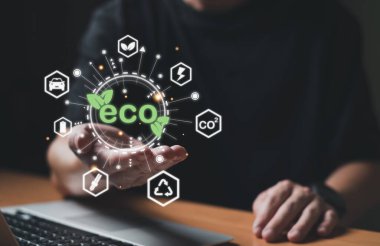 Girişimci, küresel dost şirketler için karbon emisyonunu kontrol ve azaltırken dijital ekrandaki gösterge panelini işaret ediyor. Çevre kaygısı, karbon kredisi ve sıfır emisyon ile iş.