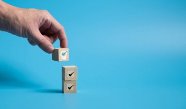 Girişimci, işletme veya ticari hizmet sertifikasında birinci sınıf hizmet kalitesi standardını gösteren sertifika simgesini gösterir. Organizasyonda kalite güvencesi resmi kavram.