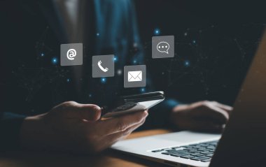 Erkekler ellerini uzatıp müşteri hizmetleri için temas kurmaya ya da online alışveriş siparişleri almaya çalışırlar. Ticaretin içgörü müşteri verilerine bağlanmasını sağlayan küresel pazarlama