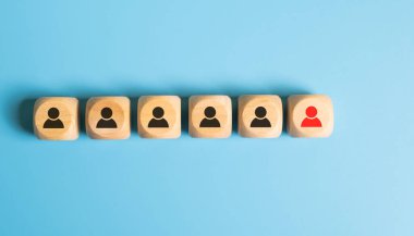 Girişimci ya da üst düzey işletme yönetimi simgesi, işçi ve çalışanları arasında mavi arka planda fotokopi alanı ile çekilen liderlik rolünü gösteriyor. Başarılı bir lider ve üstün bir yetenek.