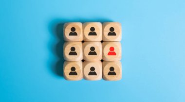 Girişimci ya da üst düzey işletme yönetimi simgesi, işçi ve çalışanları arasında mavi arka planda fotokopi alanı ile çekilen liderlik rolünü gösteriyor. Başarılı bir lider ve üstün bir yetenek.