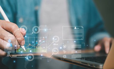 Genç girişimci, satış tahminleri ve pazarlama planını anlamak için müşteri verilerini toplamak ve dijital tabletten uygulama panelinde görüntülemek için büyük veri analizi ve bulut teknolojisi kullanıyor..
