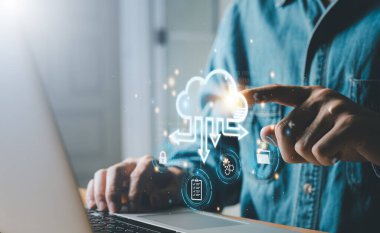 İş adamı verileri ve şirket bilgilerini veri güvenliği için bulut teknolojisine aktarıyor ve afet kurtarma sitesi olarak yedekliyor ve siber suçları önlüyor. Girişim için veri envanteri.