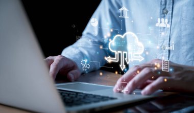 İş adamı verileri ve şirket bilgilerini veri güvenliği için bulut teknolojisine aktarıyor ve afet kurtarma sitesi olarak yedekliyor ve siber suçları önlüyor. Girişim için veri envanteri.