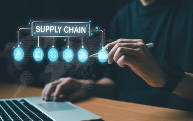 İşadamı çevrimiçi elektronik ticaret lojistik tedarik zincirini dijital çevrimiçi gösterge panelinde gösterir ve yönetir. Depo envanteriyle çevrimiçi alışveriş için dünya çapında lojistik yönetim.