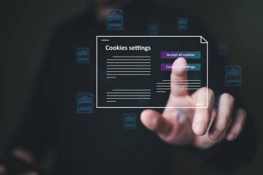 İnternet çerez politikasını kabul ederken ya da reddetmeyi seçerken el bilgisayarı kullanmak. Web tarayıcısının pazarlama amacı için kullanıcı verilerini yeniden satmak veya kullanmak için toplamasına olanak sağlayan müşteri veri gizlilik kavramı.