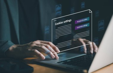 İnternet kurabiye politikasını kabul ederken ya da reddederken el bilgisayarı kullanmak. Web tarayıcısının pazarlama amacı için kullanıcı verilerini yeniden satmak veya kullanmak için toplamasına olanak sağlayan müşteri veri gizlilik kavramı.
