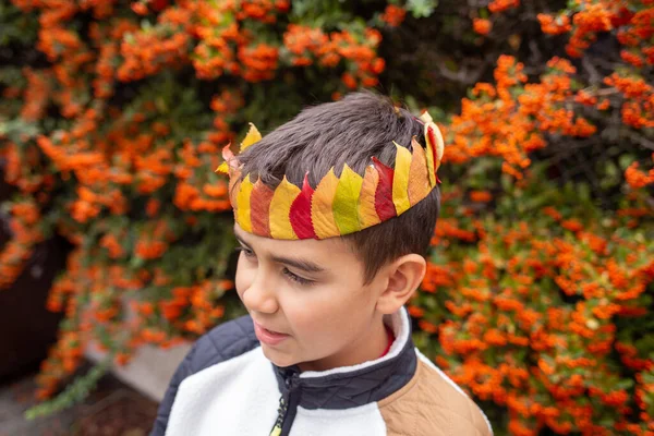 Niño Con Una Corona Hecha Materiales Naturales Artesanía Finales Verano —  Fotos de Stock