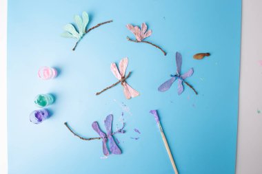 Çocuklar sanat projesi yusufçuk doğal malzemelerden, üst görünüm