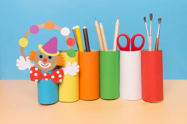 DIY, geri dönüşümlü malzemelerden palyaço el işi, boş tuvalet kağıdı rulolarından yapılan okul eşyaları için ayakta durun.