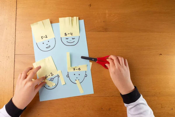簡単な数学の活動 はさみで紙を切る子供たち 減算数ゲームを学ぶ — ストック写真