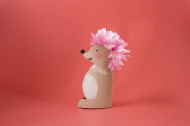 Çocuklar için sanat eseri, kağıt kirpi oyuncağı.,