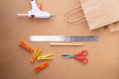 Kağıt torbadan nasıl sepet yapılır, basit bir ana sınıf, malzemeler, makas, bir cetvel, bir kalem, mandal ve bir tutkal tabancası, adım adım talimatlar, aşama 1, geri dönüşüm konsepti, üst görünüm, 