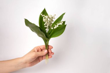 Elinde vadideki zambak buketini tut. Doğa. bahar çiçekleri