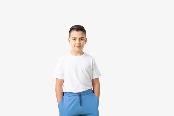 Güzel Bir Çocuğun Izole Edilmiş Görüntüsü Beyaz Tişört Koyu Renk — Stok fotoğraf
