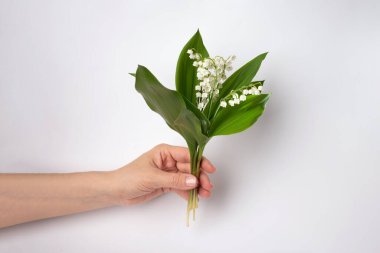 Elinde vadideki zambak buketini tut. Doğa. bahar çiçekleri