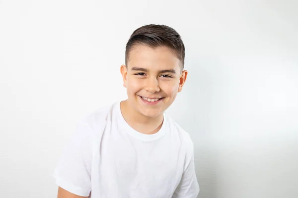 Sonriente Niño Años Con Ojos Marrones Fondo Blanco — Foto de Stock