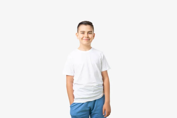 Portret Szczęśliwego Chłopca Biały Shirt Niebieskie Szorty Ciemne Włosy — Zdjęcie stockowe