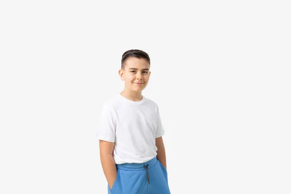 穿着白色T恤和蓝色短裤 黑头发 棕色眼睛 微笑的学龄儿童 背景是白色的 — 图库照片