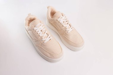 Bej dantelli spor ayakkabılar, yaz tekstil kadın ayakkabıları.