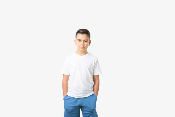 Bedårande Ung Glad Pojke Bär Vit Shirt Och Blå Kort — Stockfoto