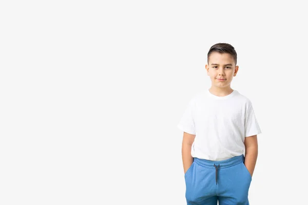 Adorable Joven Feliz Niño Vistiendo Camiseta Blanca Azul Corto Aislado — Foto de Stock