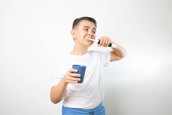 Portret Szczęśliwego Chłopca Myjącego Zęby Elektryczną Szczoteczką Zębów Białym Tle — Zdjęcie stockowe