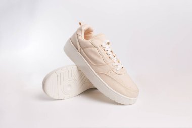 Bej dantelli spor ayakkabılar, yaz tekstil kadın ayakkabıları.