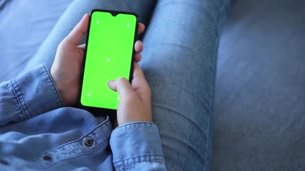 Dziewczyna Pomocą Smartfona Naciśnięcie Palca Czytanie Mediów Społecznościowych Internet Wpisując — Wideo stockowe