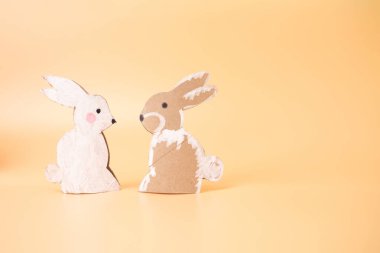 Bir çift kağıt tavşan yan yana oturuyor, çocuk ve anaokulu için tuvalet kağıdı rulosu konsepti, DIY, özel ders, ilkbahar oyuncağı, geri dönüşüm sanatı 