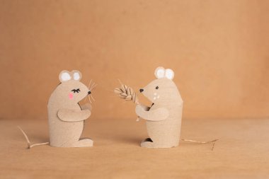 Geri dönüşümlü tuvalet kağıdı rulosundan yapılmış bir fare kavramsal sanat, kahverengi kağıt, basit ilkel tüp şekilli oyuncak, eğitim ve zanaat aktivitesi, DIY, iki küçük fare zanaatı, ön görüş