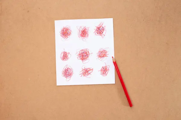 Червоний Олівець Сидить Вершині Шматка Паперу Дитячий Малюнок Частина Технологічного Ліцензійні Стокові Фото
