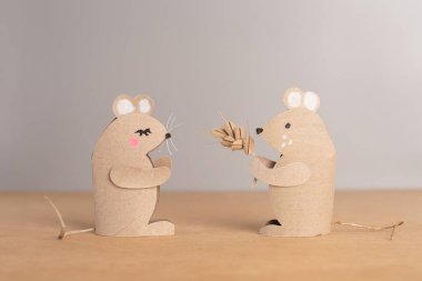 Geri dönüşümlü tuvalet kağıdı rulosundan yapılmış iki fare kavramsal sanat, kahverengi kağıt, basit ilkel tüp şekilli oyuncak, eğitim ve zanaat aktivitesi, DIY, gri arka plan, ön görüş