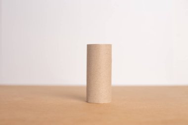 Boş geri dönüşümlü tuvalet kağıdı masanın üstünde duruyor, yakın plan fotoğraf, ön görüş, çocuklar için kağıt işçiliği malzemesi., 