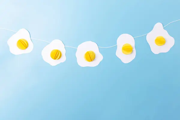 Mavi Arka Planda Asılı Duran Komik Yağda Yumurta Kağıdı Paskalya Telifsiz Stok Fotoğraflar