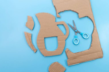 Geri dönüştürülmüş kağıttan yaz sanatı yapmak, karton limonata sürahisini kesmek, yaz temaları, DIY, özel ders, çocuklar için sanat projesi