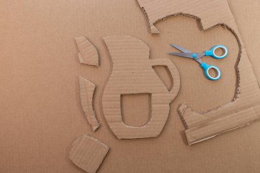 Geri dönüştürülmüş kağıttan yaz sanatı yapmak, karton limonata sürahisini kesmek, yaz temaları, DIY, özel ders, çocuklar için sanat projesi