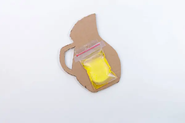 Sarı Sıvı Içeren Bir Buz Torbası Limonata Sürahisinin Karton Bir - Stok İmaj