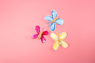 Kelebek, pul, boya tüpü, geri dönüşüm konsepti, çocuklar için kolay zanaat, DIY, özel ders