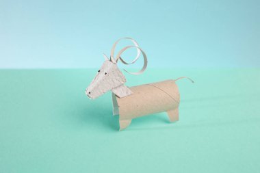Tuvalet kağıdı yuvarlanırken çekici bir koç ya da boynuzlu sığır zanaatını bu basit DIY aktivitesiyle dönüştür. Çocuklar, anaokulu öğrencileri ve Keçi Yılı kutlamaları için mükemmel.