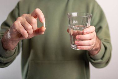 Hap alan, geçmişi bulanık yarım vücut fotoğrafı olan bir adam. 