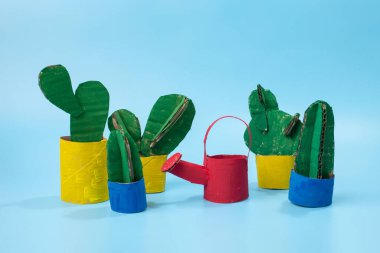 Çiçekler ve kaktüs çocuk kağıt zanaat oluşturma, geri dönüşüm konsepti için ilginç sulama kabı