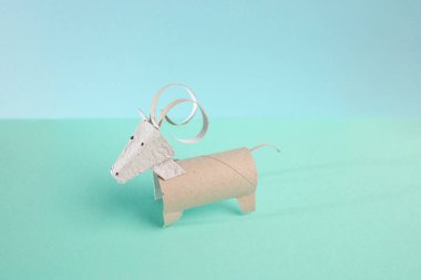 Çocuk ve anaokulu için basit bir koççuluk, sığır ya da keçi nasıl yapılır, DIY, kullanılmış karton, çiftlik hayvanları zanaat yaratıcı proje, yeniden kullanım kutusu, 