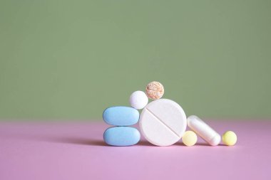 Arka planda birkaç hap, yakın çekim, minimalist.