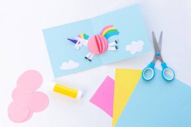 El yapımı kağıt tek boynuzlu at, sanat ve zanaat konularıyla ilgili, kağıt işçiliği ilhamı, ya da çocuk aktiviteleri ve dekorasyonu.. 