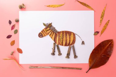 Zebra hayvan figürünün sanatsal temsili, doğal malzemelerden yapılmış. DIY, sonbahar gemisi